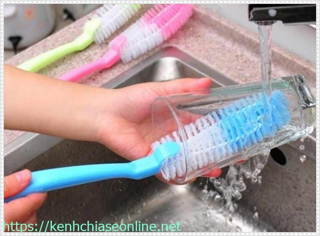 Vệ sinh nh&agrave; bếp bằng c&acirc;y ch&ugrave;i rửa ly t&aacute;ch