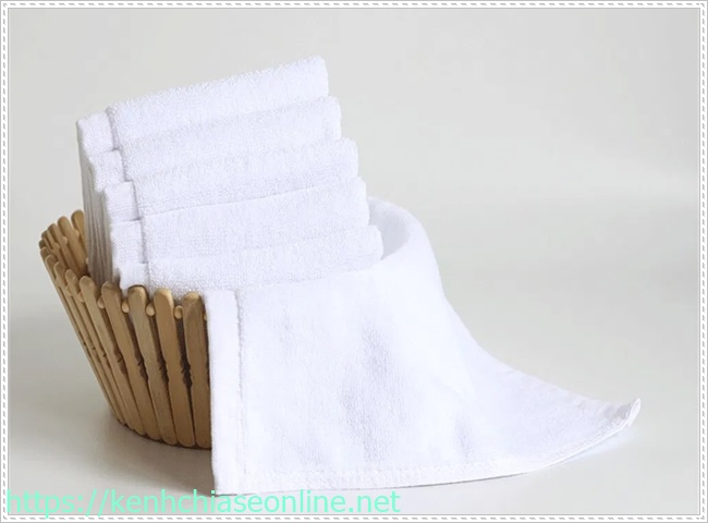 Vệ sinh nh&agrave; bếp bằng khăn vải mềm