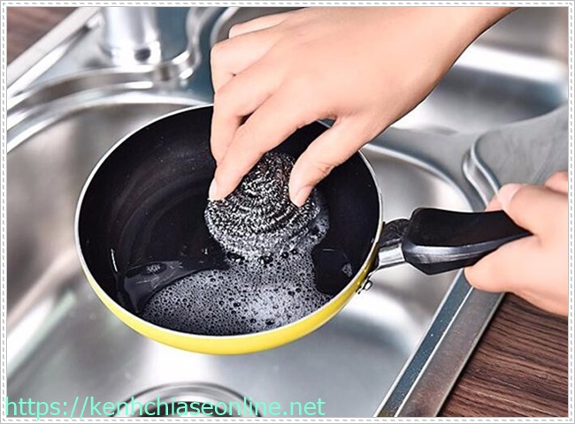 dụng cụ vệ sinh nh&agrave; bếp bằng b&uacute;i cọ sắt