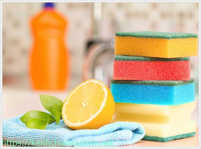Vệ sinh nh&agrave; bếp bằng miếng bọt biển