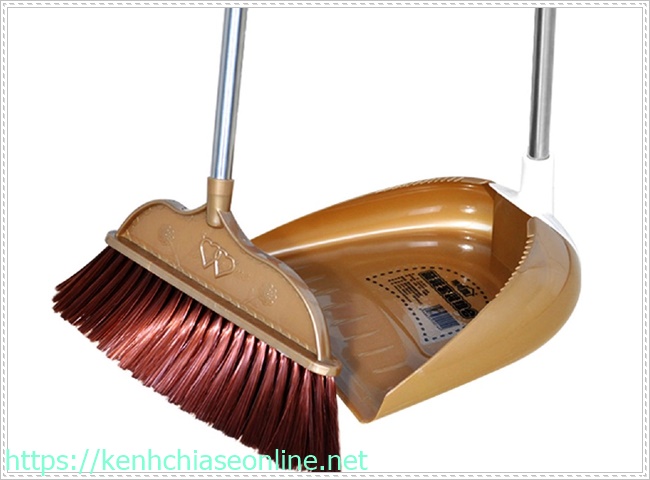 Vệ sinh nh&agrave; bếp bằng chổi qu&eacute;t nh&agrave; v&agrave; xẻng hốt r&aacute;c