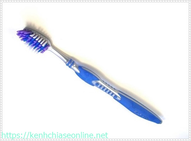 dụng cụ vệ sinh nh&agrave; bếp bằng b&agrave;n chải đ&aacute;nh răng cũ