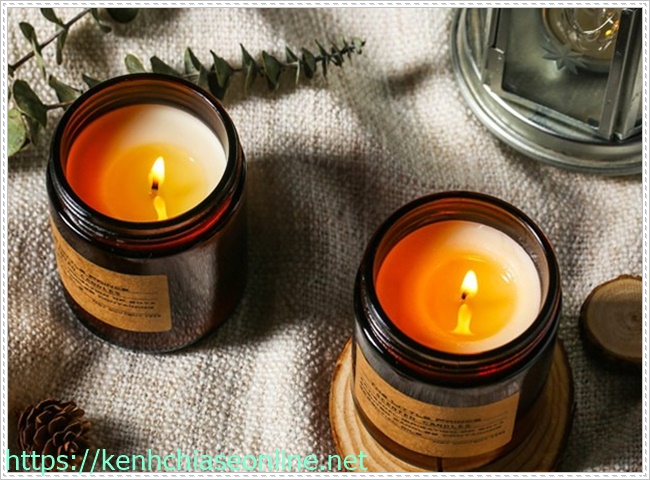 Vệ sinh nh&agrave; bếp bằng nến v&agrave; t&uacute;i thơm khử m&ugrave;i