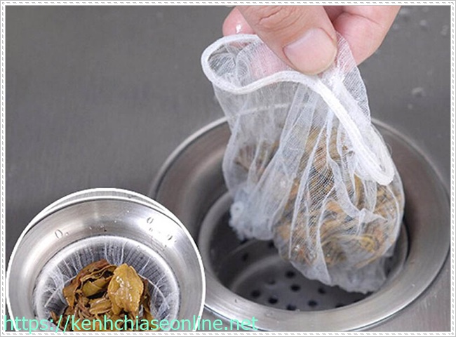 Vệ sinh nh&agrave; bếp bằng t&uacute;i lọc r&aacute;c bồn rửa ch&eacute;n