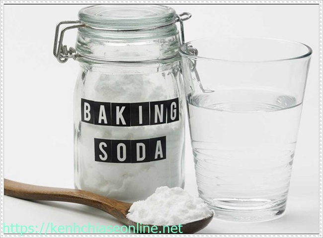 L&agrave;m sạch xi măng tr&ecirc;n nền nh&agrave; bằng baking soda với nước