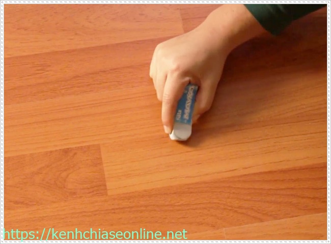C&aacute;ch l&agrave;m sạch xi măng mỏng với dao, g&ocirc;m, tẩy