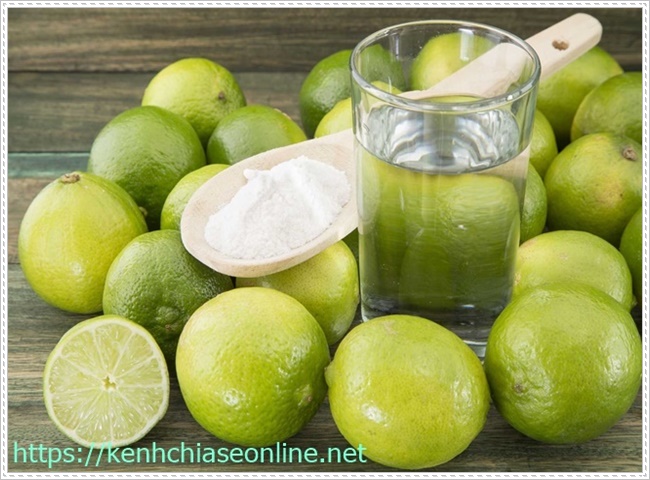 Vệ sinh v&ograve;i nước n&oacute;ng lạnh hiệu quả với chanh