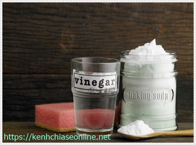 C&aacute;ch vệ sinh v&ograve;i nước n&oacute;ng lạnh bằng giấm v&agrave; baking soda