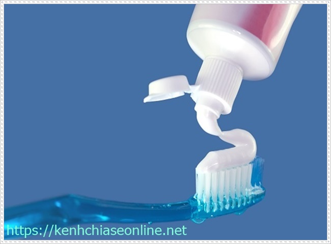 vệ sinh v&ograve;i nước n&oacute;ng lạnh bằng kem đ&aacute;nh răng