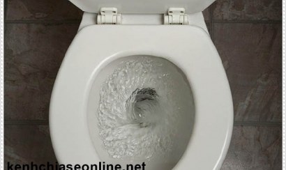 Mẹo khắc phục cầu cống bị nghẹt bằng móc treo quần áo