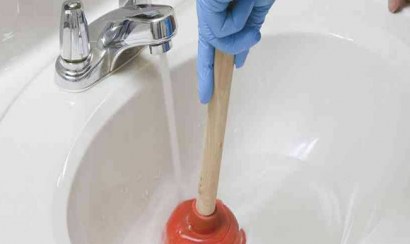 Ống thoát nước nhà tắm bị nghẹt do xà phòng phải làm sao