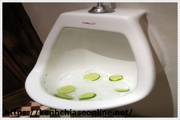 làm sạch nước tiểu trên ghế bồn cầu