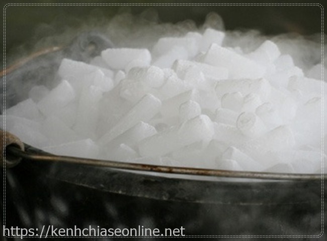 Tẩy keo 502 d&iacute;nh tr&ecirc;n s&agrave;n gỗ bằng đ&aacute; kh&ocirc;