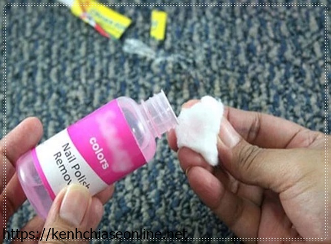 Tẩy keo 502 d&iacute;nh tr&ecirc;n s&agrave;n gỗ bằng Acetone