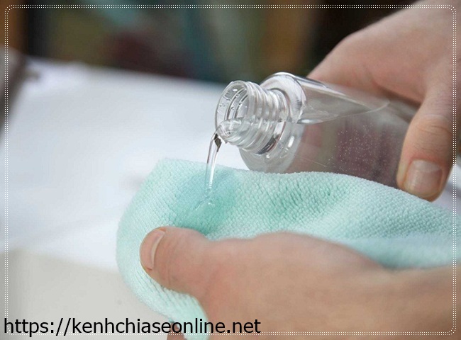 Lưu &yacute; khi tẩy keo 502 d&iacute;nh tr&ecirc;n s&agrave;n gỗ