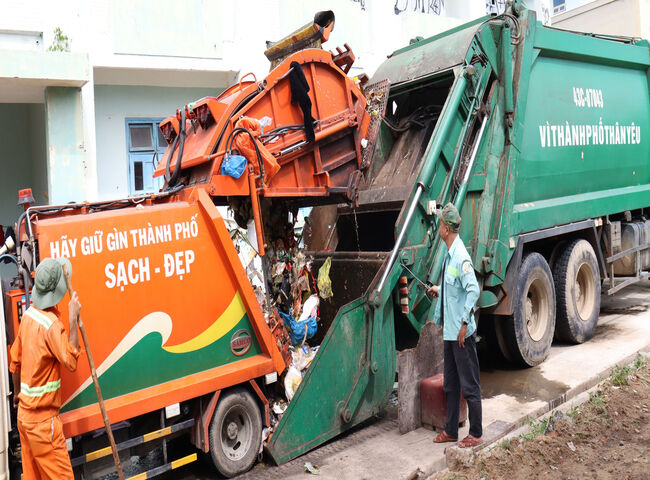 Dịch vụ thu gom r&aacute;c thải sinh hoạt cho c&aacute;c khu d&acirc;n cư