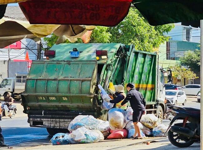 Dịch vụ thu gom r&aacute;c thải sinh hoạt nhanh ch&oacute;ng
